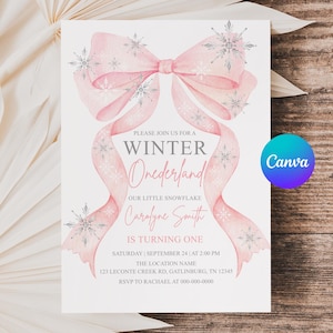 Può includere: Un biglietto d'invito rettangolare con fiocco e nastri rosa, dettagli a fiocco di neve e la scritta "Winter Onederland". Il biglietto include i dettagli dell'evento e il logo Canva.