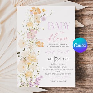Op de afbeelding: Een uitnodiging voor een babyshower met een bloemen aquarelontwerp. De uitnodiging bevat de tekst "Baby in Bloom" en evenementdetails. Het ontwerp bevat pastelgele, roze en paarse bloemen. De uitnodiging staat op een witte achtergrond.
