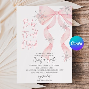 Może przedstawiać: Zaproszenie na baby shower z różową kokardą i wstążkami, płatkami śniegu oraz tekstem "Baby it's cold Outside". Zaproszenie zawiera szczegóły wydarzenia, takie jak data, godzina, miejsce i informacje RSVP. Widoczne jest logo Canva.