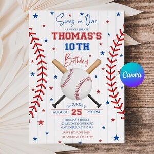 Może przedstawiać: Zaproszenie na urodziny w stylu baseballowym z napisem "Swing on Over" i "10. urodziny Thomasa". Projekt zawiera piłkę do baseballu, skrzyżowane kije, czerwone szwy i niebieskie gwiazdy na białym tle. Data to 25 sierpnia.