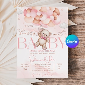 Op de afbeelding: Babyborrel uitnodiging in roze en beige. Het heeft een teddybeer die ballonnen vasthoudt, met de woorden "bearly wait baby" in roze. De uitnodiging bevat evenementdetails.
