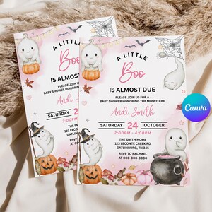 Op de afbeelding: Twee uitnodigingen voor een babyshower met Halloween-thema, met geesten, pompoenen en vleermuizen. De tekst "A Little Boo Is Almost Due" staat op een roze en witte achtergrond. De uitnodigingen zijn voor Andi Smith.
