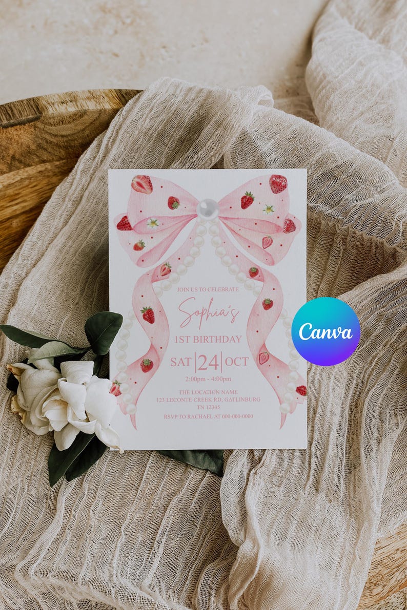 K&ouml;nnte beinhalten: Eine rosa Geburtstagseinladung mit einem Schleifendesign, das mit Erdbeeren und Perlen verziert ist. Die Einladung enth&auml;lt den Text "Sophia's 1st Birthday" und Veranstaltungsdetails. Ein Canva-Logo ist sichtbar.