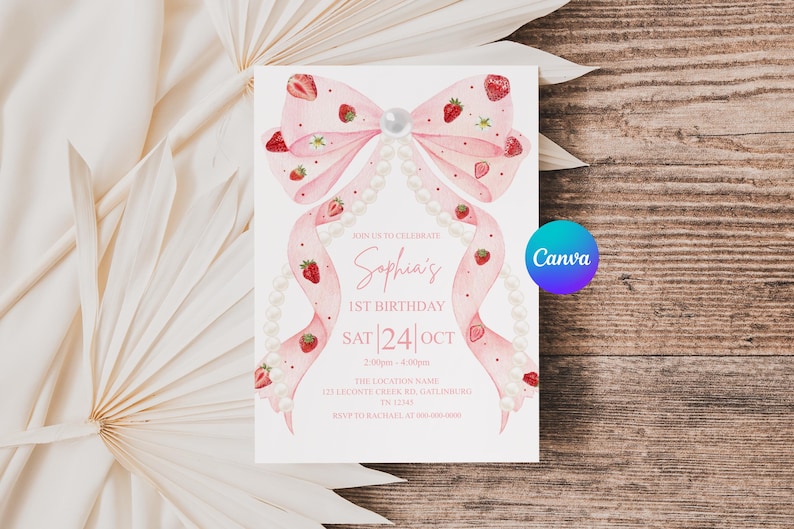 K&ouml;nnte beinhalten: Eine rosa-wei&szlig;e Einladungskarte f&uuml;r Sophias 1. Geburtstag. Das Design zeigt eine gro&szlig;e Schleife mit Erdbeeren und Perlen. Der Text enth&auml;lt Datum, Uhrzeit und Ort der Veranstaltung.