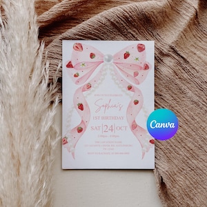 K&ouml;nnte beinhalten: Geburtstagseinladung mit rosa Schleife, verziert mit Erdbeeren und Perlen. Der Text "Sophia's 1st Birthday" und das Datum "SAT 24 OCT" sind enthalten. Das Canva-Logo ist sichtbar.