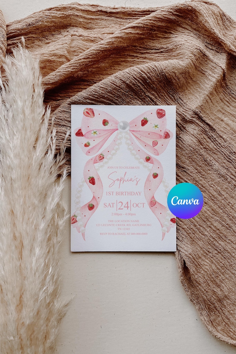 K&ouml;nnte beinhalten: Geburtstagseinladung mit rosa Schleife, verziert mit Erdbeeren und Perlen. Der Text "Sophia's 1st Birthday" und das Datum "SAT 24 OCT" sind enthalten. Das Canva-Logo ist sichtbar.