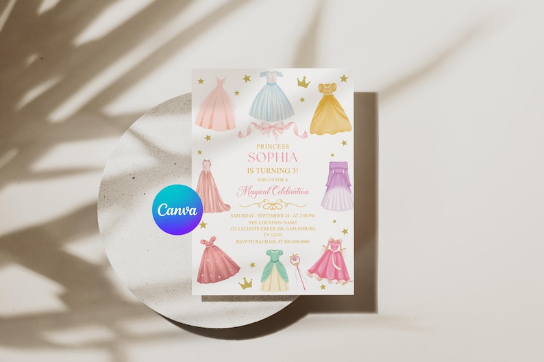 K&ouml;nnte beinhalten: Eine wei&szlig;e Einladungskarte mit Illustrationen von Prinzessinnenkleidern in Rosa, Blau und Gelb. Der Text lautet "Prinzessin Sophia wird 3!" mit Details f&uuml;r eine magische Feier. Ein Canva-Logo ist sichtbar.