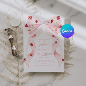 K&ouml;nnte beinhalten: Eine Geburtstagseinladung mit einer rosa Schleife, die mit Erdbeeren und Perlen verziert ist. Die Einladung enth&auml;lt den Text "Sophia's 1st Birthday" und Veranstaltungsdetails. Das Design ist vor einem Marmorhintergrund mit dekorativen Elementen.