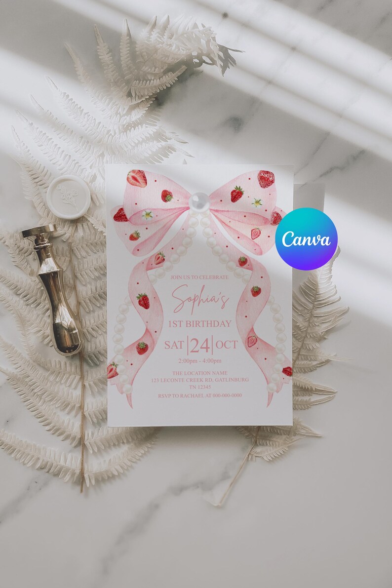 K&ouml;nnte beinhalten: Eine Geburtstagseinladung mit einer rosa Schleife, die mit Erdbeeren und Perlen verziert ist. Die Einladung enth&auml;lt den Text "Sophia's 1st Birthday" und Veranstaltungsdetails. Das Design ist vor einem Marmorhintergrund mit dekorativen Elementen.
