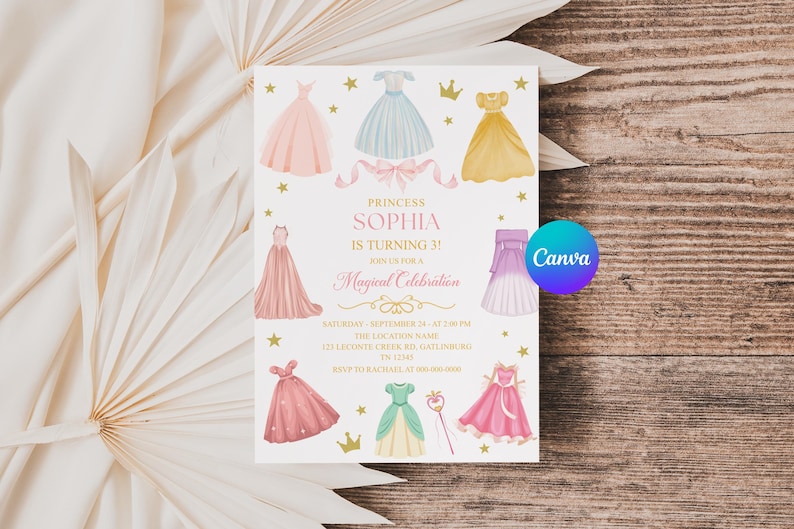 K&ouml;nnte beinhalten: Eine Einladungskarte zum Thema Prinzessin mit Aquarellillustrationen von Prinzessinnenkleidern in Rosa, Blau und Gelb. Die Karte enth&auml;lt den Text "Prinzessin Sophia wird 3!" und ist mit goldenen Sternen und einer Krone verziert.
