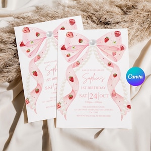 K&ouml;nnte beinhalten: Zwei Einladungen zum 1. Geburtstag von Sophia. Die Einladungen zeigen eine rosa Schleife mit Erdbeeren und ein Perlenketten-Design. Der Text lautet "Sophia's 1st Birthday" und das Datum "SAT 24 OCT". Das Canva-Logo ist sichtbar.