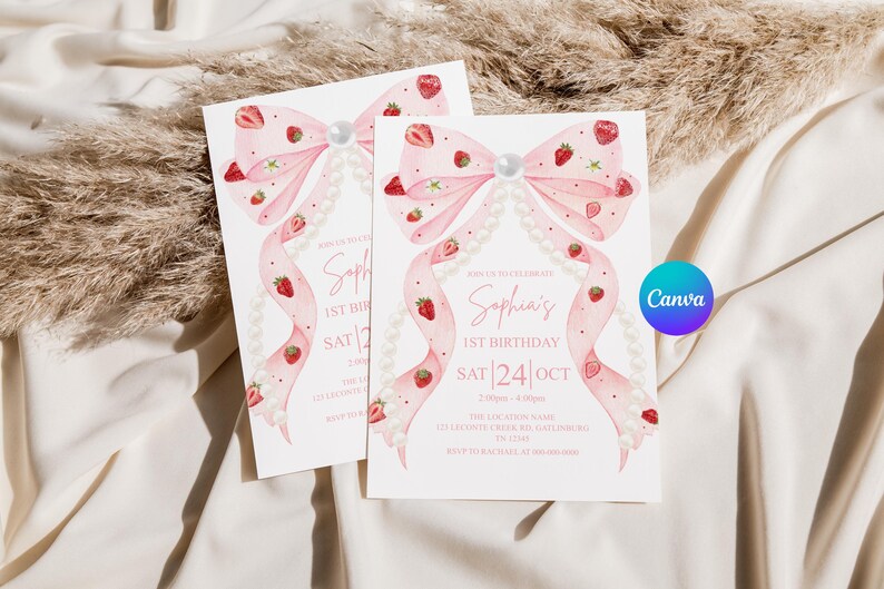 K&ouml;nnte beinhalten: Zwei Einladungen zum 1. Geburtstag von Sophia. Die Einladungen zeigen eine rosa Schleife mit Erdbeeren und ein Perlenketten-Design. Der Text lautet "Sophia's 1st Birthday" und das Datum "SAT 24 OCT". Das Canva-Logo ist sichtbar.