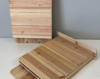 手作りの杉材のコウモリ小屋
