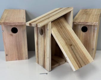 手作りの杉材の鳥小屋