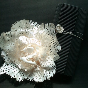 Fabric brooch hair accessory in ivory image 4