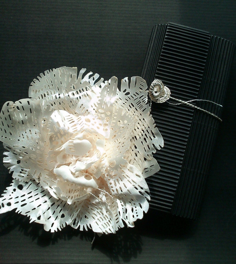 Fabric brooch hair accessory in ivory image 4