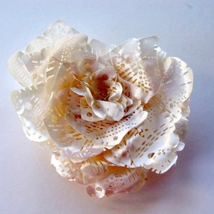 Fabric brooch hair accessory in ivory image 1