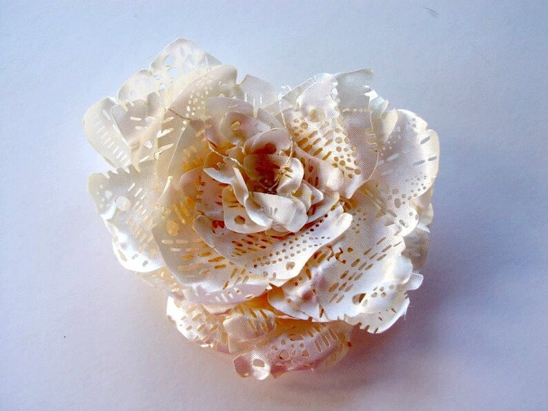Fabric brooch hair accessory in ivory image 1