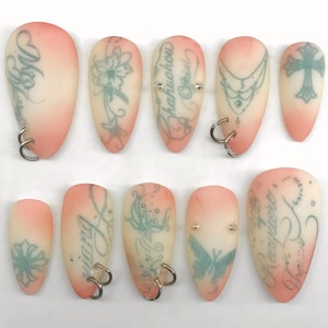 Tatueringsfärgade rougepressons, piercade kalligrafigelförlängningar, Acubi Y2K-tips, Meh-nagelkonst bild 1