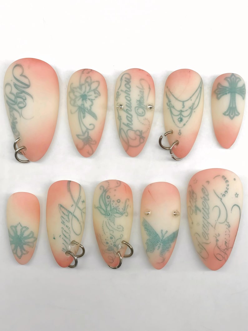 Tatueringsfärgade rougepressons, piercade kalligrafigelförlängningar, Acubi Y2K-tips, Meh-nagelkonst bild 1