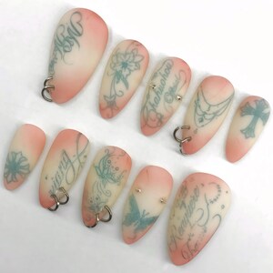 Tatueringsfärgade rougepressons, piercade kalligrafigelförlängningar, Acubi Y2K-tips, Meh-nagelkonst bild 3