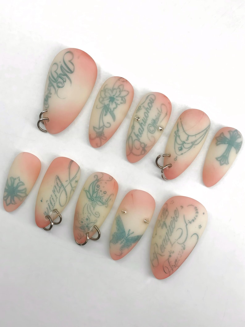 Tatueringsfärgade rougepressons, piercade kalligrafigelförlängningar, Acubi Y2K-tips, Meh-nagelkonst bild 3