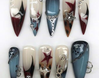 Y2K Cosmic Metal Drücken Sie auf die Nägel, Grunge Stern Nägel, Metallic Charm Nägel, Lange Stiletto Nägel, Blaue Rote Ombre Nägel, Meh Nail Art