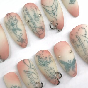 Tatueringsfärgade rougepressons, piercade kalligrafigelförlängningar, Acubi Y2K-tips, Meh-nagelkonst bild 2