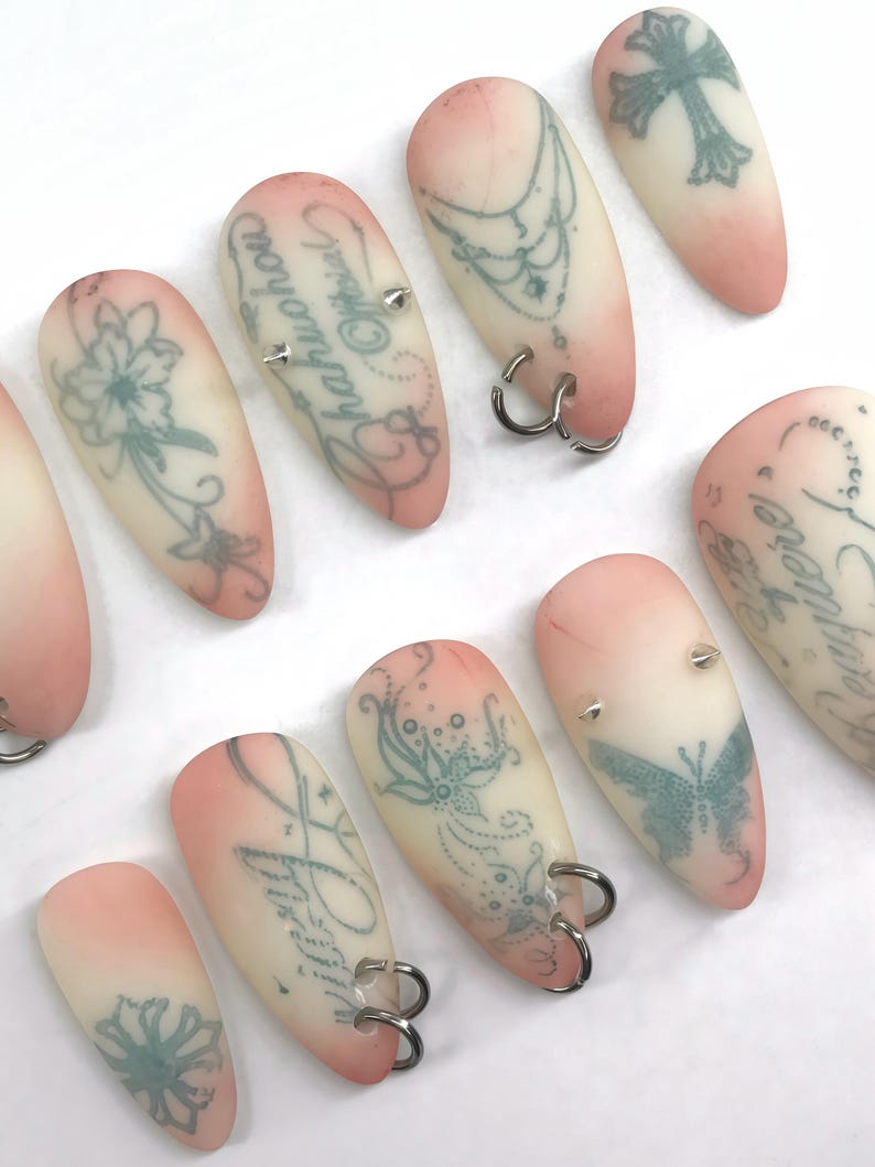 Tatueringsfärgade rougepressons, piercade kalligrafigelförlängningar, Acubi Y2K-tips, Meh-nagelkonst bild 2