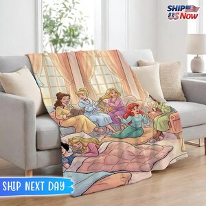 ディズニープリンセスのお泊まり会用ブランケット、ベル、シンデレラ、アリエルのカスタムフリーススロー、女の子の子供部屋用パーソナライズ寝具、誕生日プレゼント 画像 3