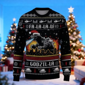 Può includere: Maglione natalizio nero con Godzilla con cappello da Babbo Natale, che sputa fuoco blu su uno skyline cittadino. Il maglione presenta il testo "FA-LA-LA-LEI" e "GODZIL-LA", fiocchi di neve, elicotteri, carri armati e motivi natalizi.