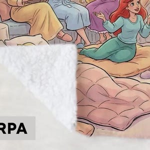 以下が含まれることがあります： 部屋にいるアニメのキャラクターのカラフルなイラストが描かれたシェルパブランケット。ブランケットは白くふわふわのシェルパの裏地が付いています。イラストは人魚や他の人物が居心地の良い環境にいる様子を描いています。