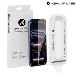 Könnte beinhalten: Ein Displayschutz-Kit für Smartphones, bestehend aus einem Telefon mit angebrachtem Schutz, einer transparenten Applikationshülle und einer weißen Box. Auf Box und Hülle sind das Logo und der Text "KEVLAR CASE" zu sehen. Das Kit verspricht blasenfreien und kratzfesten Schutz.