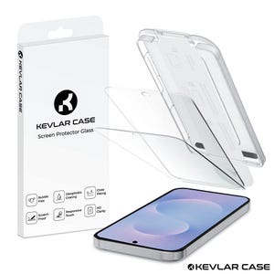 Op de afbeelding: Een screenprotector kit voor een smartphone, met een transparante beschermhoes, een screenprotector en een telefoon. De verpakking is voorzien van de tekst "KEVLAR CASE Screen Protector Glass" met pictogrammen voor functies.