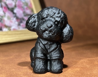Handgesneden poedelbeeldje van zwarte obsidiaan, beschermingssteen, loyaliteitsdecor