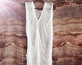 Robe longue blanche déchirée pour l'été, les festivals et la plage