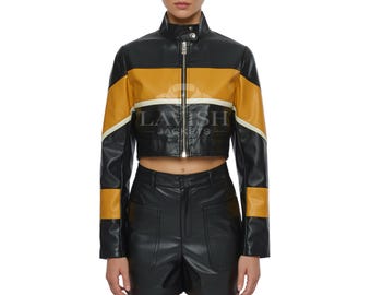 Op de afbeelding: Korte zwarte leren jas met een opstaande kraag, een gele en witte streep over de borst en mouwen. De jas heeft een ritssluiting en de tekst "LAVISH JACKETS" is zichtbaar.