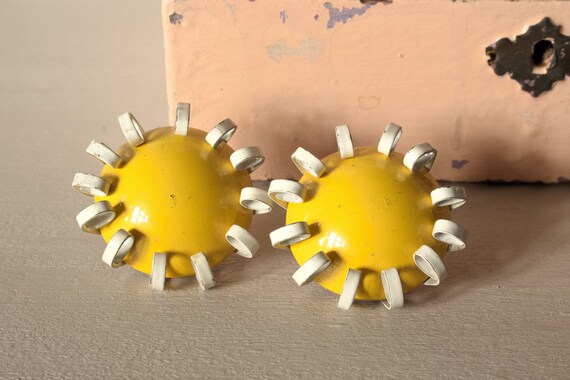 1960s Daisy Enamel Clip-On Earrings