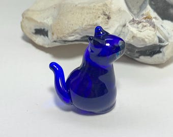 Winzige kobaltblaue sitzende Katzen-Figur/Ornament aus Glas. Bristol blau