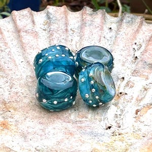 Randiga mörkblå/olivgröna lampwork-glaspärlor med stora hål och prickar i rent silver. För Pandora, Troll, europeiska berlockarmband. 5 mm pärlhål bild 2