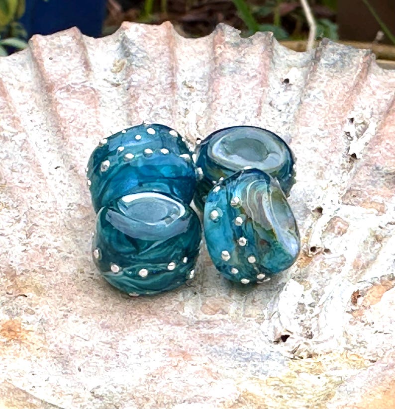 Randiga mörkblå/olivgröna lampwork-glaspärlor med stora hål och prickar i rent silver. För Pandora, Troll, europeiska berlockarmband. 5 mm pärlhål bild 2