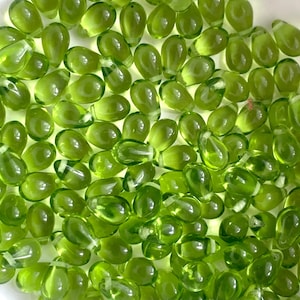 15g transparente helle olivgrüne Tschechische gepresste Tropfenperlen mit einem Loch an der Spitze. Ideal für Schmuckprojekte. 9x6mm