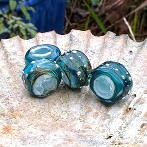 Randiga mörkblå/olivgröna lampwork-glaspärlor med stora hål och prickar i rent silver. För Pandora, Troll, europeiska berlockarmband. 5 mm pärlhål bild 3