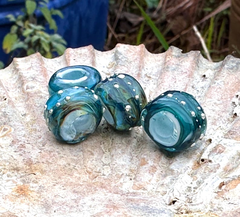 Randiga mörkblå/olivgröna lampwork-glaspärlor med stora hål och prickar i rent silver. För Pandora, Troll, europeiska berlockarmband. 5 mm pärlhål bild 3