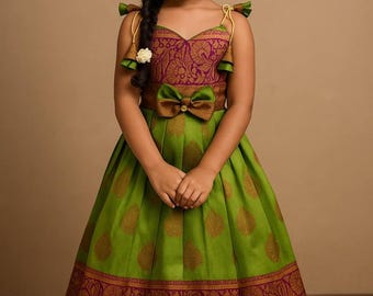 Vestido infantil de diseño Pattu: verde con borde de zari y detalle de lazo