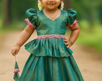 Vestido tradicional de seda del sur de la India para niñas: estilo pattu pavadai verde y rosa con mangas abullonadas.