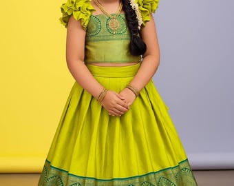Lehenga Choli en soie verte perroquet pour enfants avec manches bouffantes et bordure en zari - Vêtements de fête traditionnels