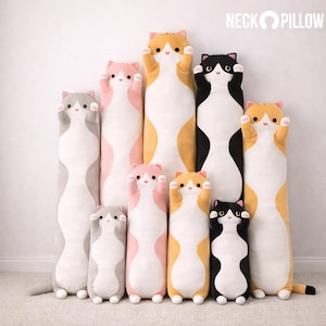 Może przedstawiać: Kolekcja długich, pluszowych poduszek na szyję w kształcie kota w różnych kolorach, w tym szarym, różowym, pomarańczowym i czarnym. Każda poduszka ma kocią twarz i podniesione łapy. Widoczny jest tekst "NECK PILLOW".