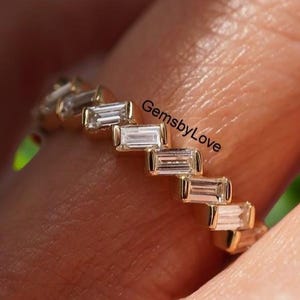 Anillo de oro amarillo de 10 quilates con diseño en zigzag, estilo inclinado. Anillo de boda con diamantes cultivados en laboratorio de talla baguette de 3,6 quilates, engaste de media montura. Anillo de eternidad completo.