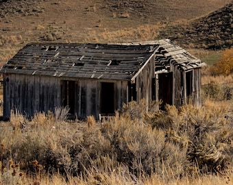 Casa antigua y granero en las montañas. Impresión fotográfica.